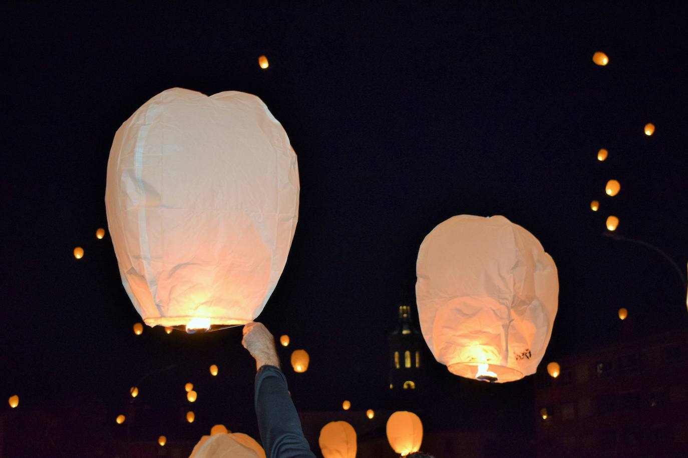 Suelta de farolillos en Fuenmayor