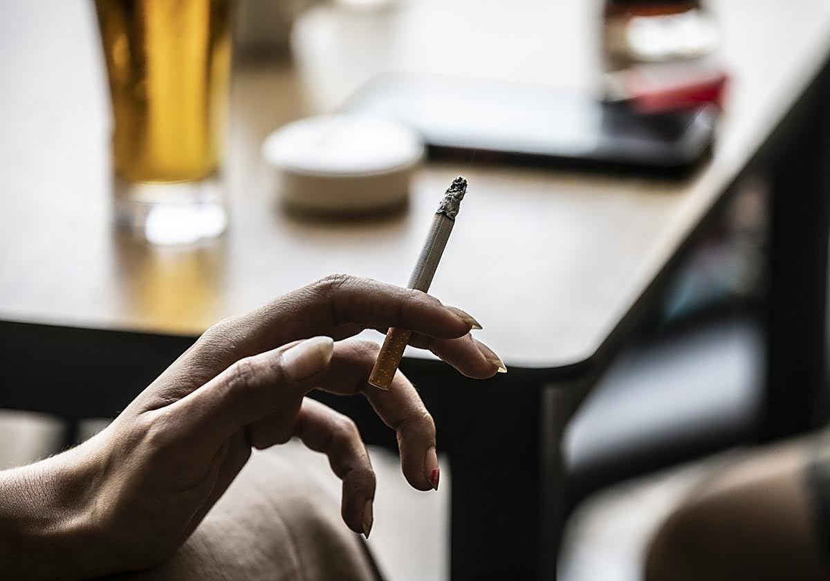 Una mujer fuma un cigarrillo en una terraza de Logroño.