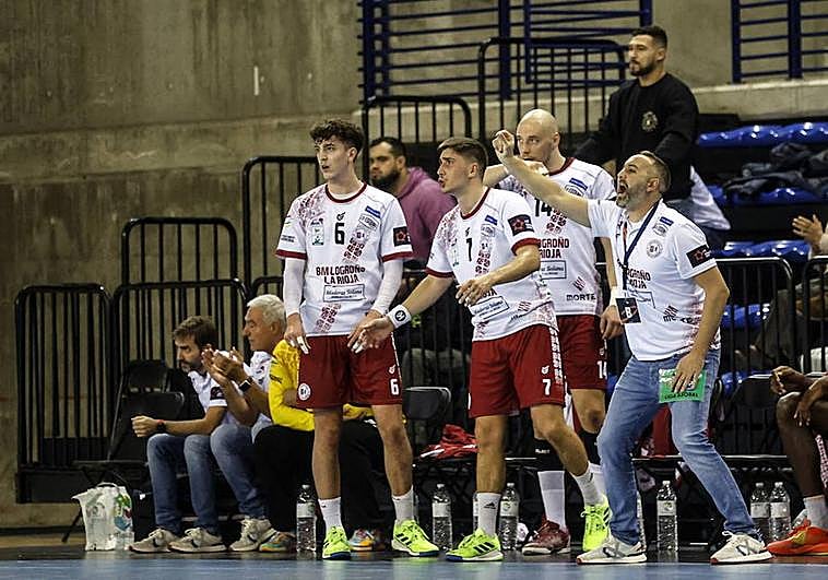 Miguel Ángel Velasco da una instrucción durante un encuentro en el Palacio.