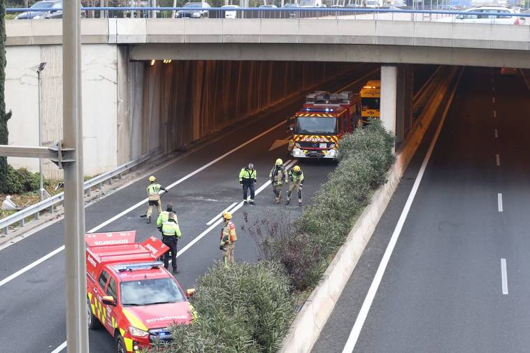 Bomberos y policías trabajan en la zona del accidente.