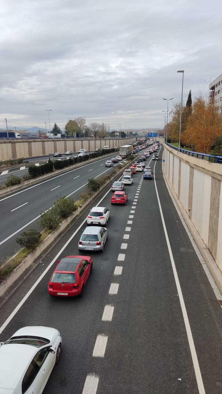 Retención en la circunvalación a causa del accidente.