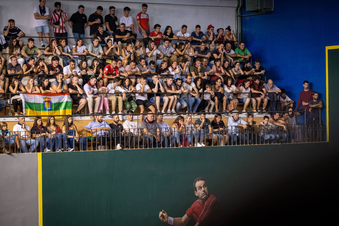 El frontón fue un descubrimiento para la fotógrafa, que se estrenaba en este escenario y descubrió «que las fiestas de San Mateo tienen muchos encantos», entre ellos vivir un partido de pelota. 