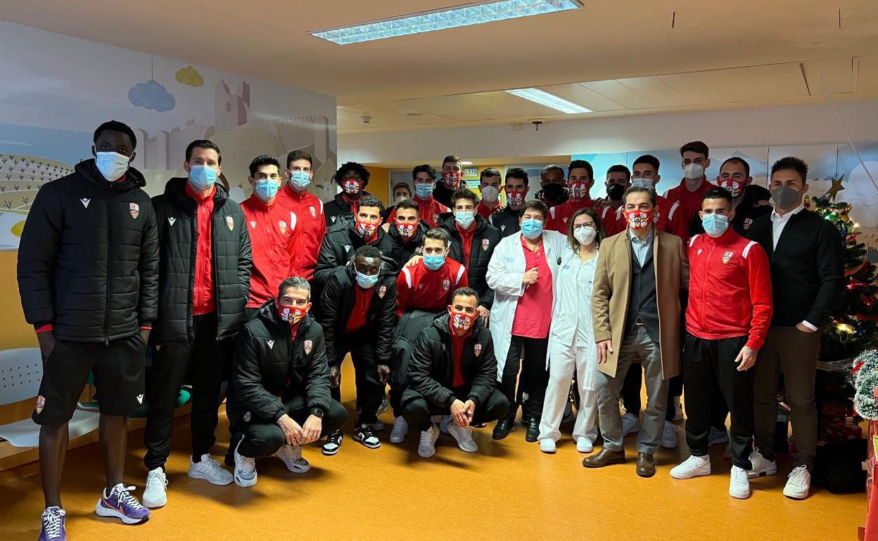 La plantilla de la UD Logroñés se viste de rey mago en el San Pedro