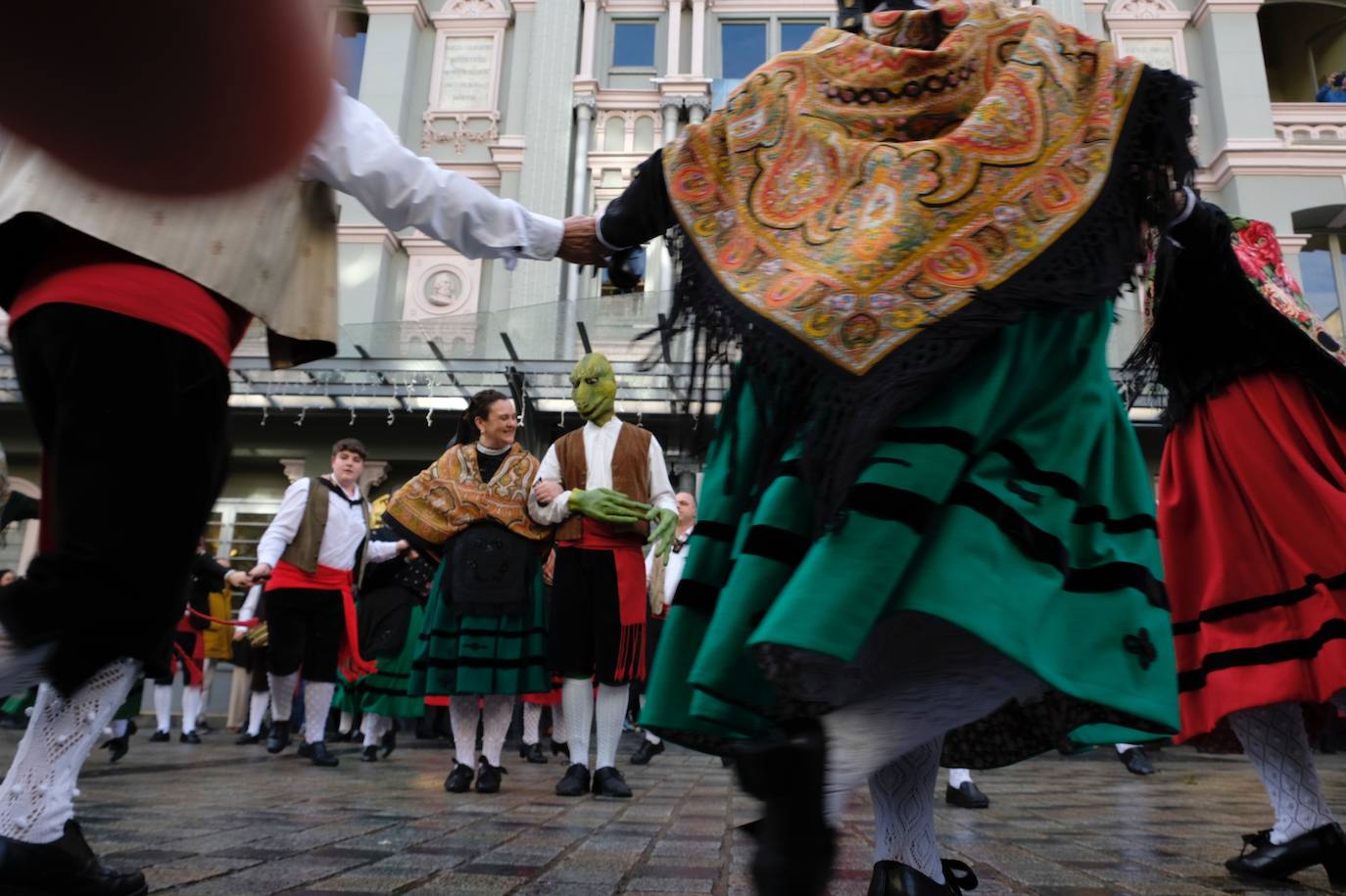 Fotos: Un pasacalles del Grupo de Danzas de Logroño inaugura la 33.ª edición de Actual