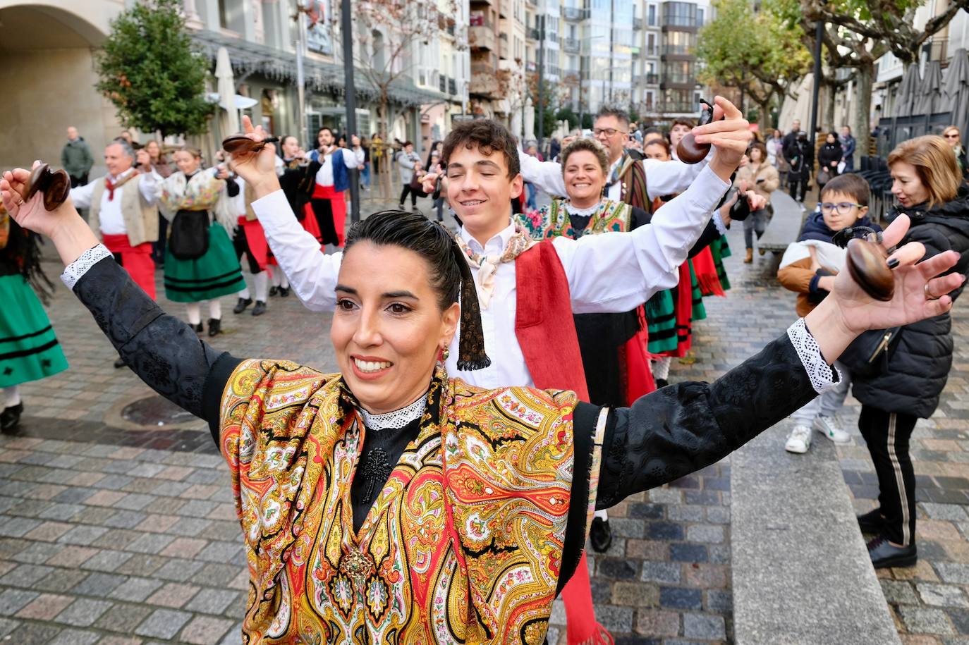 Fotos: Un pasacalles del Grupo de Danzas de Logroño inaugura la 33.ª edición de Actual