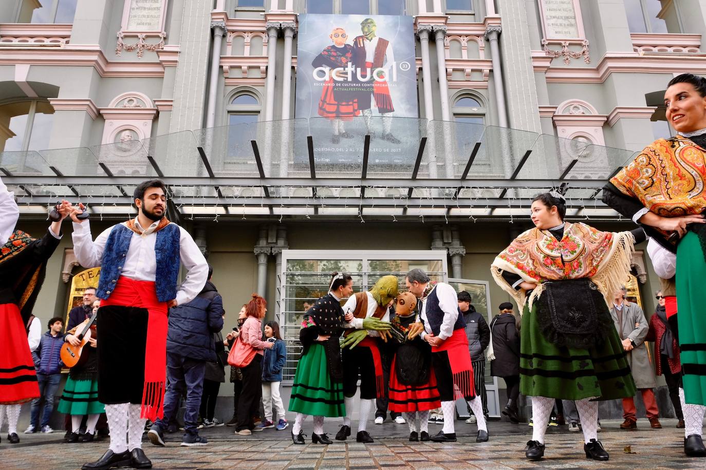 Fotos: Un pasacalles del Grupo de Danzas de Logroño inaugura la 33.ª edición de Actual