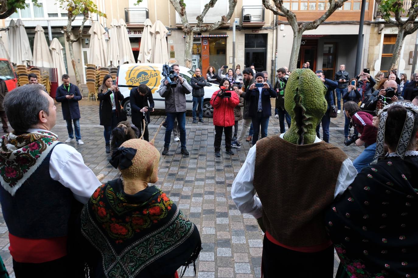 Fotos: Un pasacalles del Grupo de Danzas de Logroño inaugura la 33.ª edición de Actual