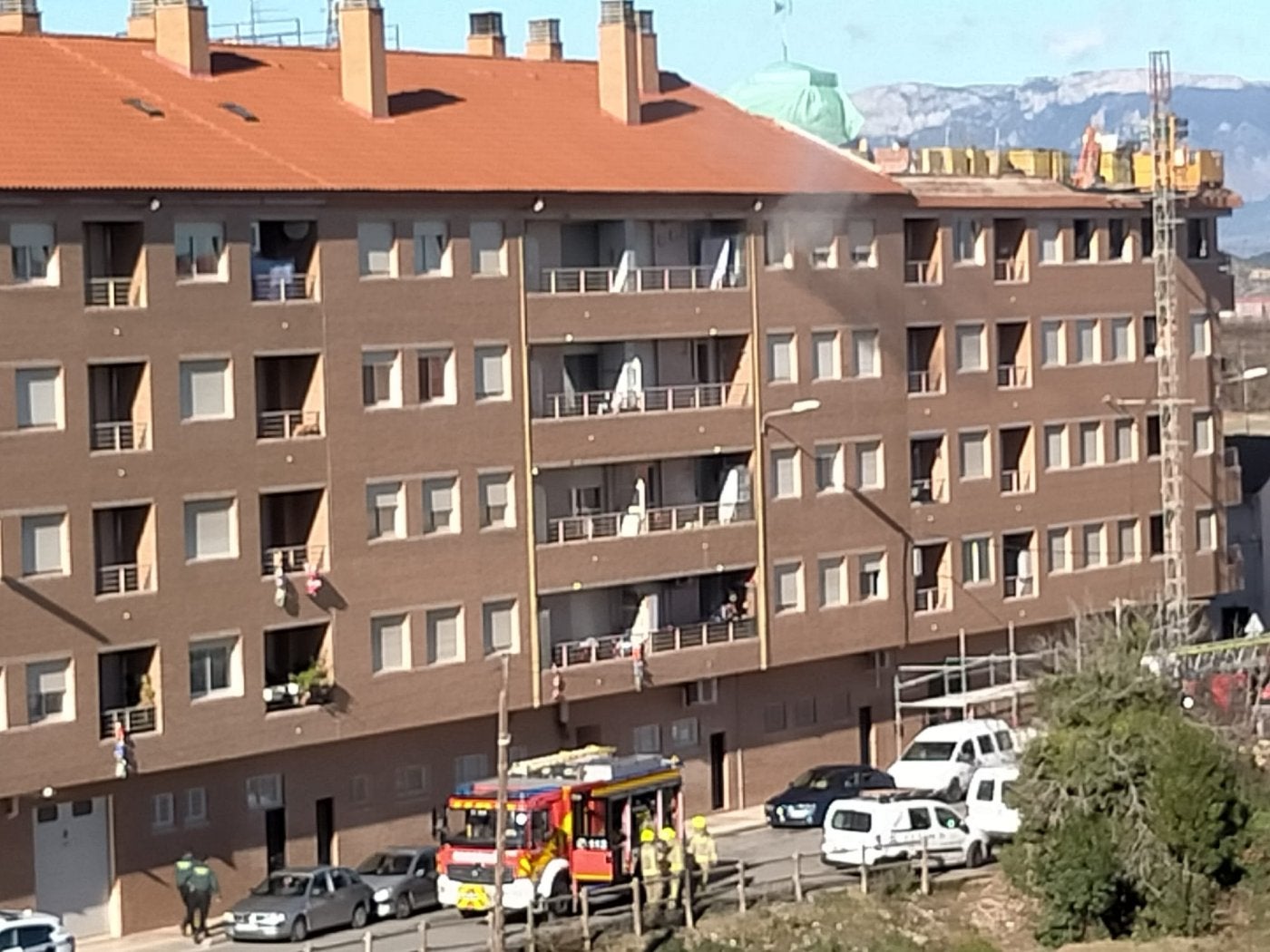 El humo sale por una de las ventanas de la calle El Cristo. 