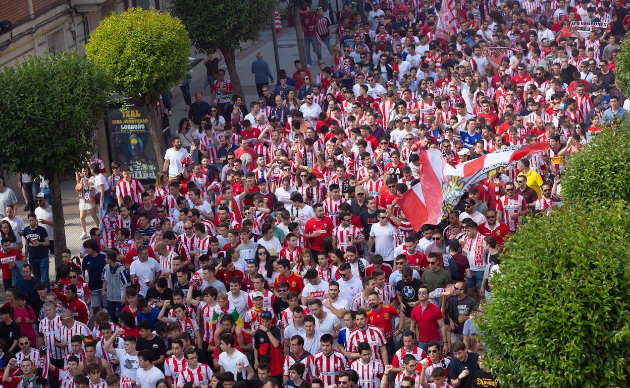 Aficionados de la UD Logroñés, antes de un partido del 'play off' de ascenso. 