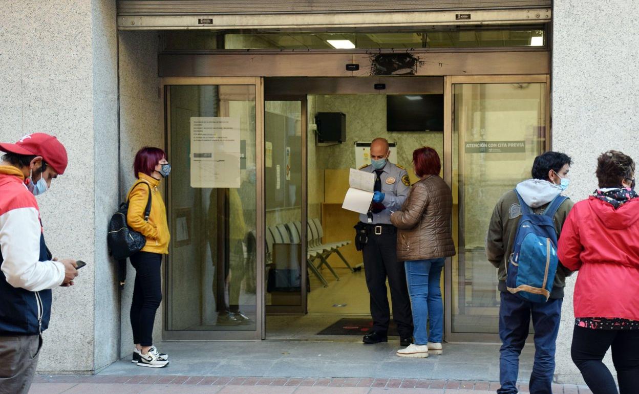 Imagen de archivo de la oficina de Empleo en la calle Calvo Sotelo de Logroño. 