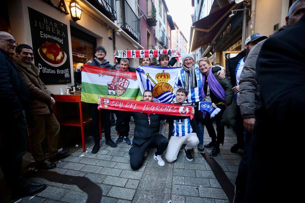 Fotos: Las aficiones de la UDL y la Real Sociedad toman Logroño