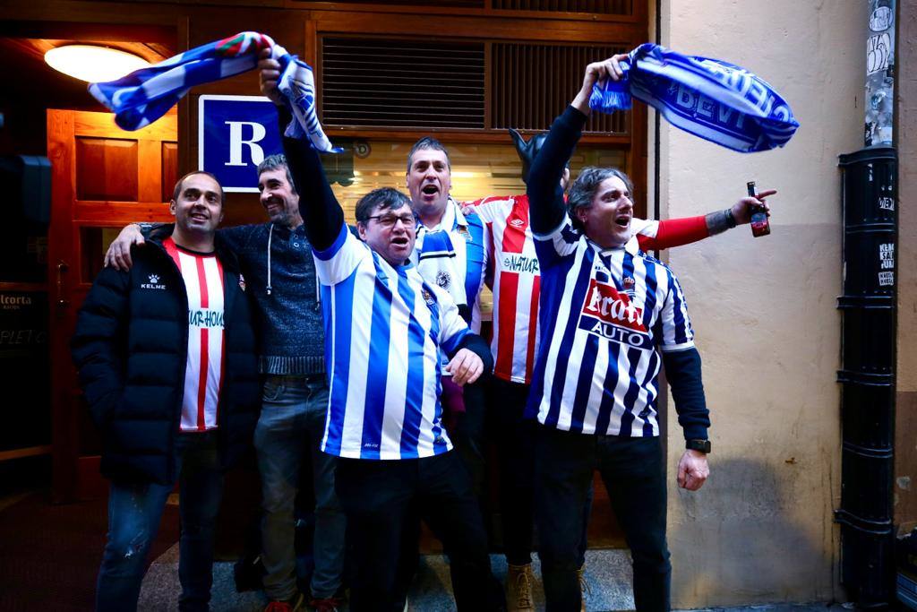 Fotos: Las aficiones de la UDL y la Real Sociedad toman Logroño