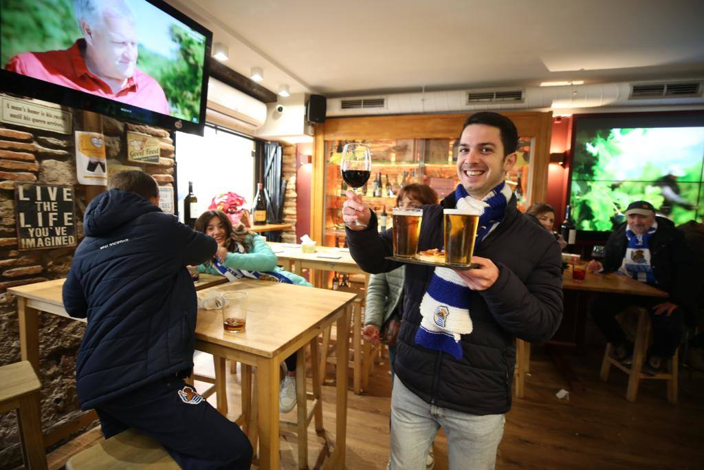 Fotos: Las aficiones de la UDL y la Real Sociedad toman Logroño