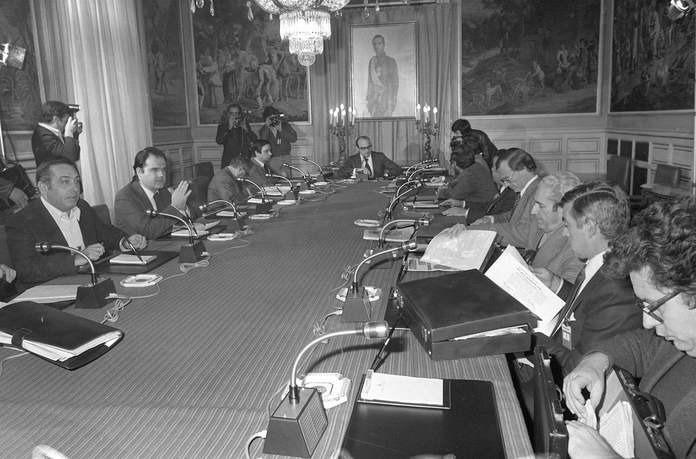 Imagen del 15 de noviembre de1978, al inicio de las conversaciones entre el vicepresidente segundo del Gobierno, Fernando Abril Martorell, y los sindicatos CC OO y UGT para la base de la futura negociación de nuevos acuerdos económicos que sustituyan a los pactos de la Moncloa. Participan en la mesa, Nicolás Redondo (i); Manuel Chaves (2i); Rafael Calvo Ortega (4i), ministro de Trabajo; Marcelino Camacho (3d) y Nicolás Sartorius (4d).