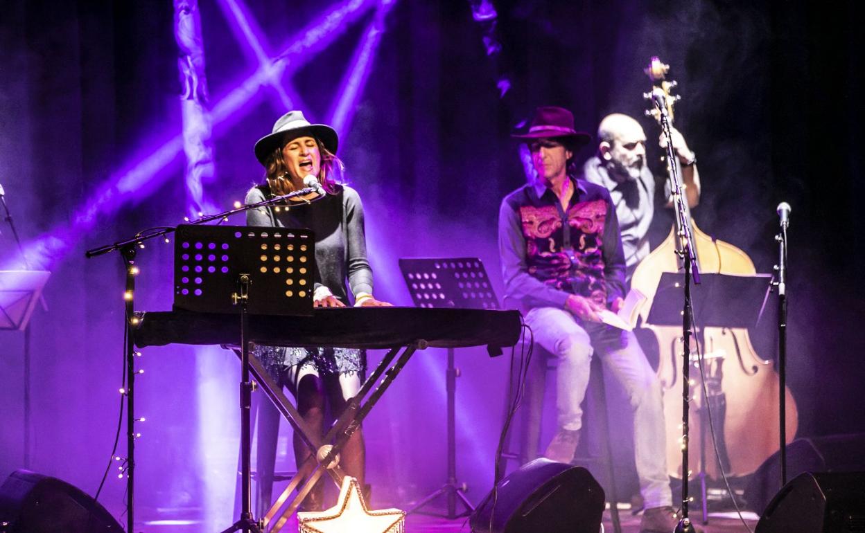 Rebeca Rodríguez y Benjamín Prado en escena con su 'Agitado y mezclado'. 