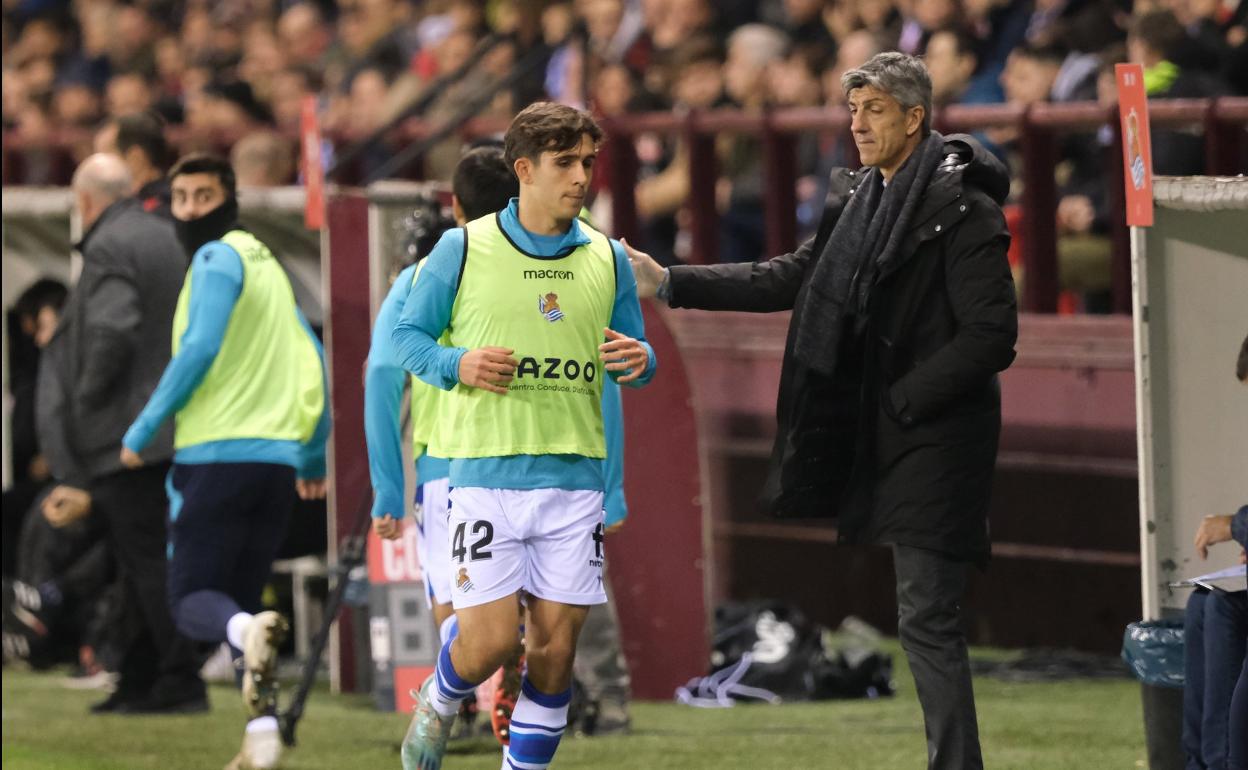 Imanol saluda al riojano Pablo Marín al pasar. 