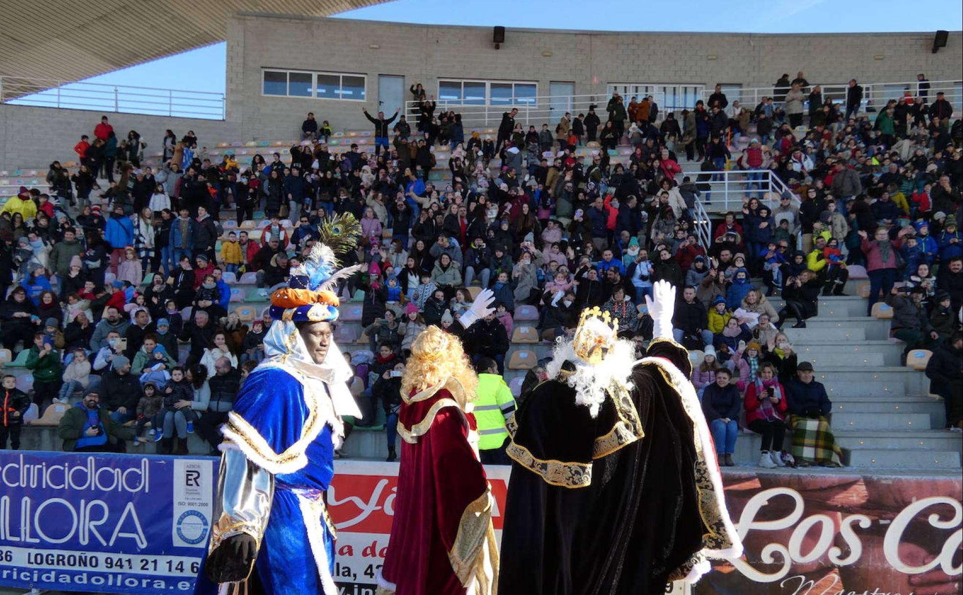 Los Reyes aterrizan en Haro ante miles de niños