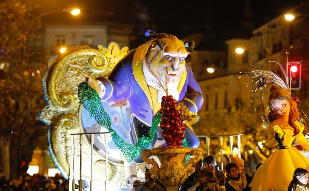 Imagen principal - Un desfile de ilusión con Melchor, Gaspar y Baltasar