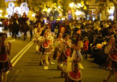 Imagen secundaria 1 - Un desfile de ilusión con Melchor, Gaspar y Baltasar