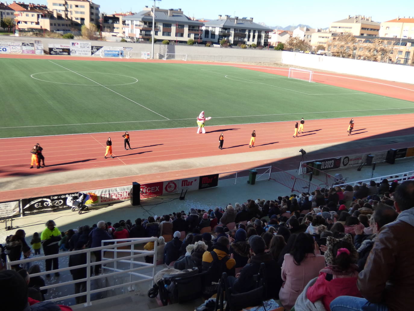 Fotos: Sus Majestades de oriente han llegado en helicóptero al estadio Luis de la Fuente en Haro