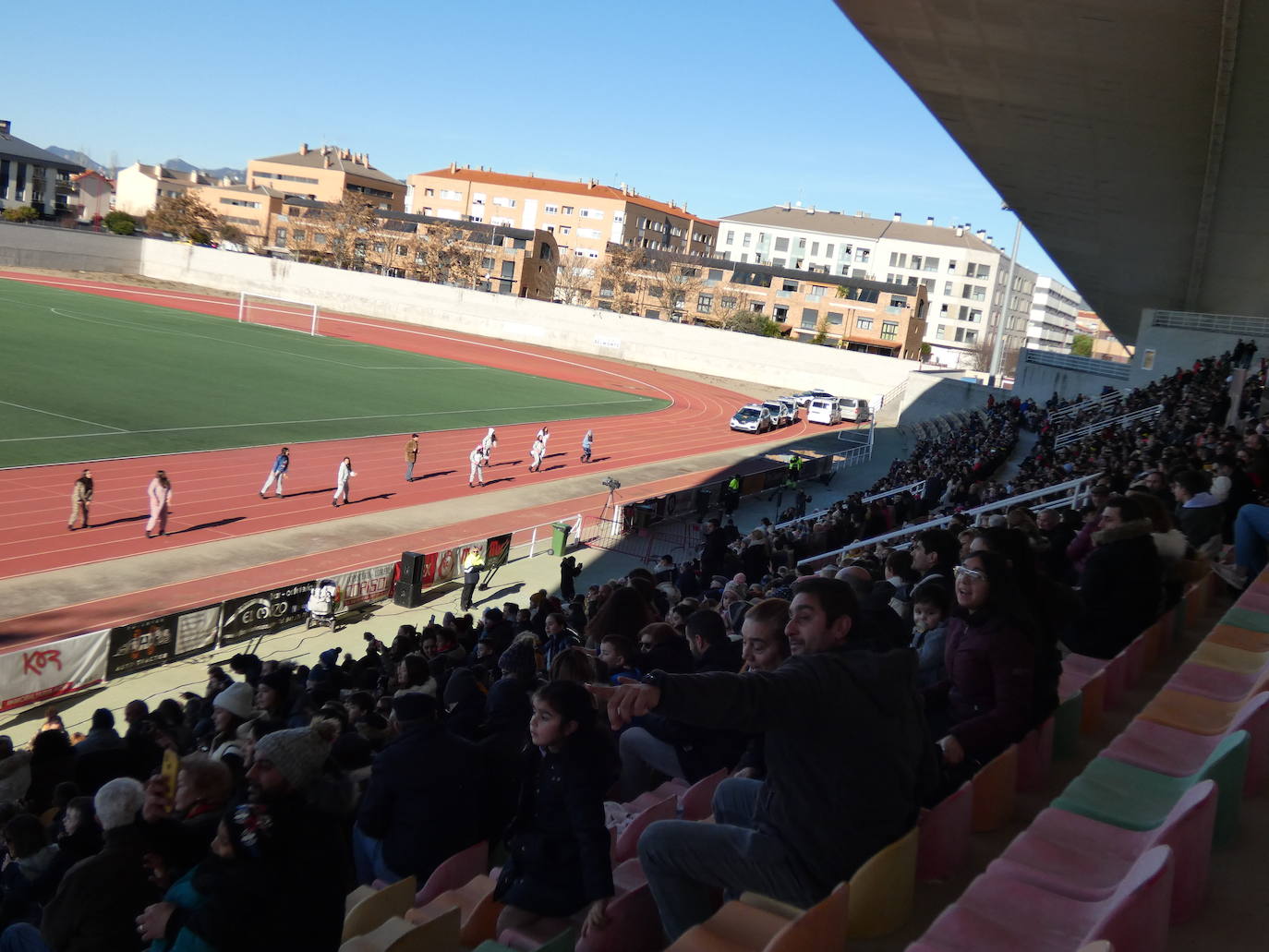 Fotos: Sus Majestades de oriente han llegado en helicóptero al estadio Luis de la Fuente en Haro