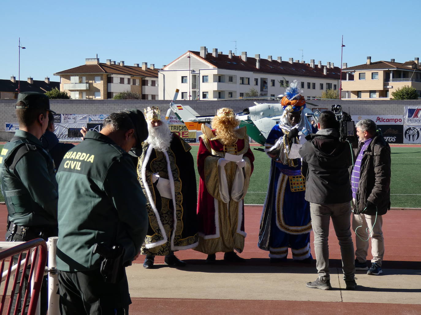 Fotos: Sus Majestades de oriente han llegado en helicóptero al estadio Luis de la Fuente en Haro