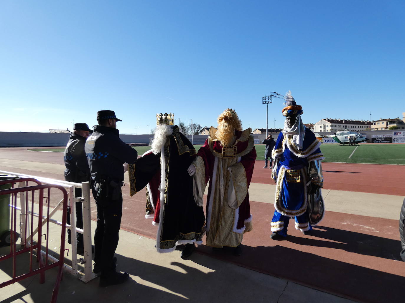 Fotos: Sus Majestades de oriente han llegado en helicóptero al estadio Luis de la Fuente en Haro