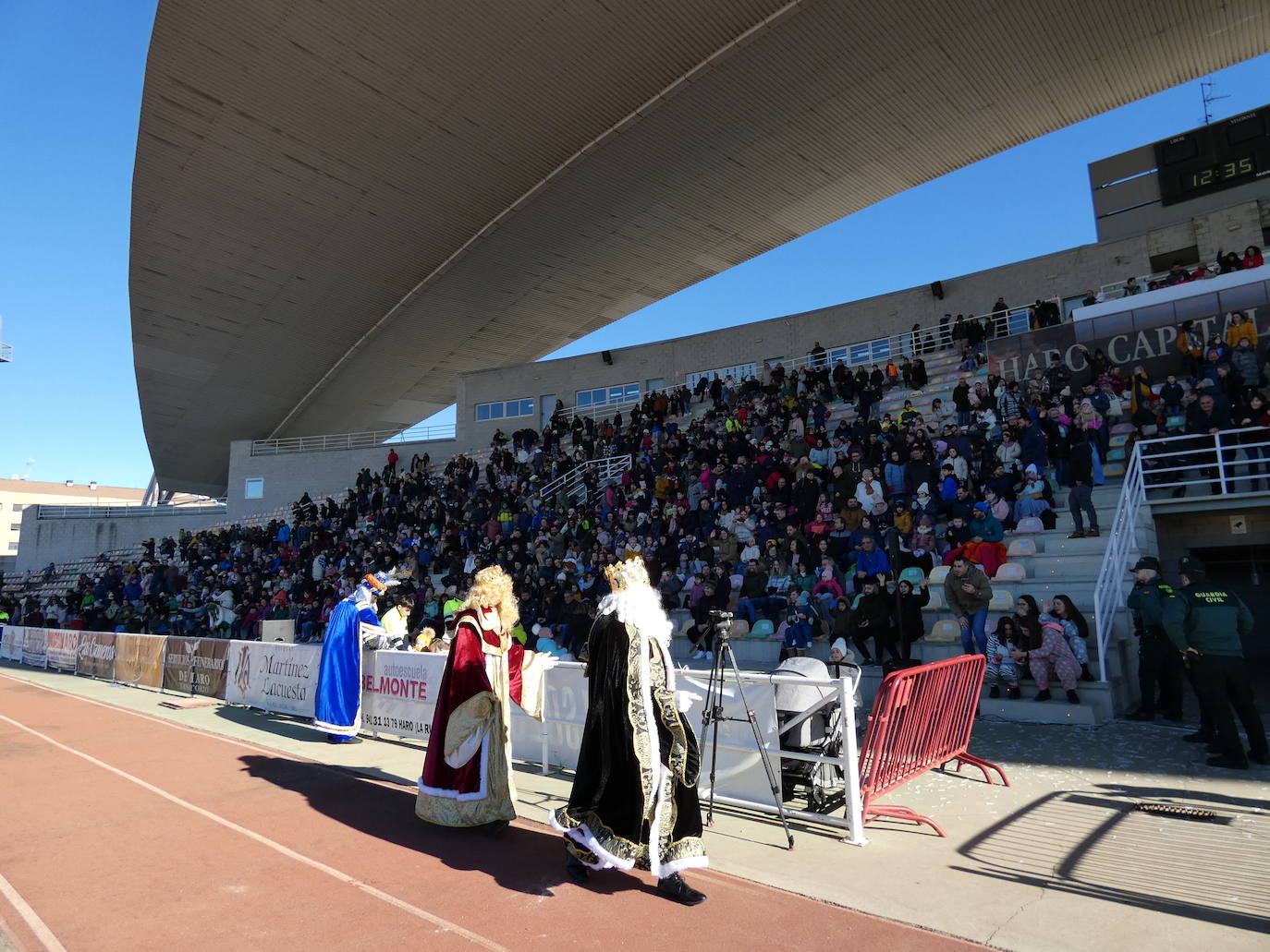 Fotos: Sus Majestades de oriente han llegado en helicóptero al estadio Luis de la Fuente en Haro