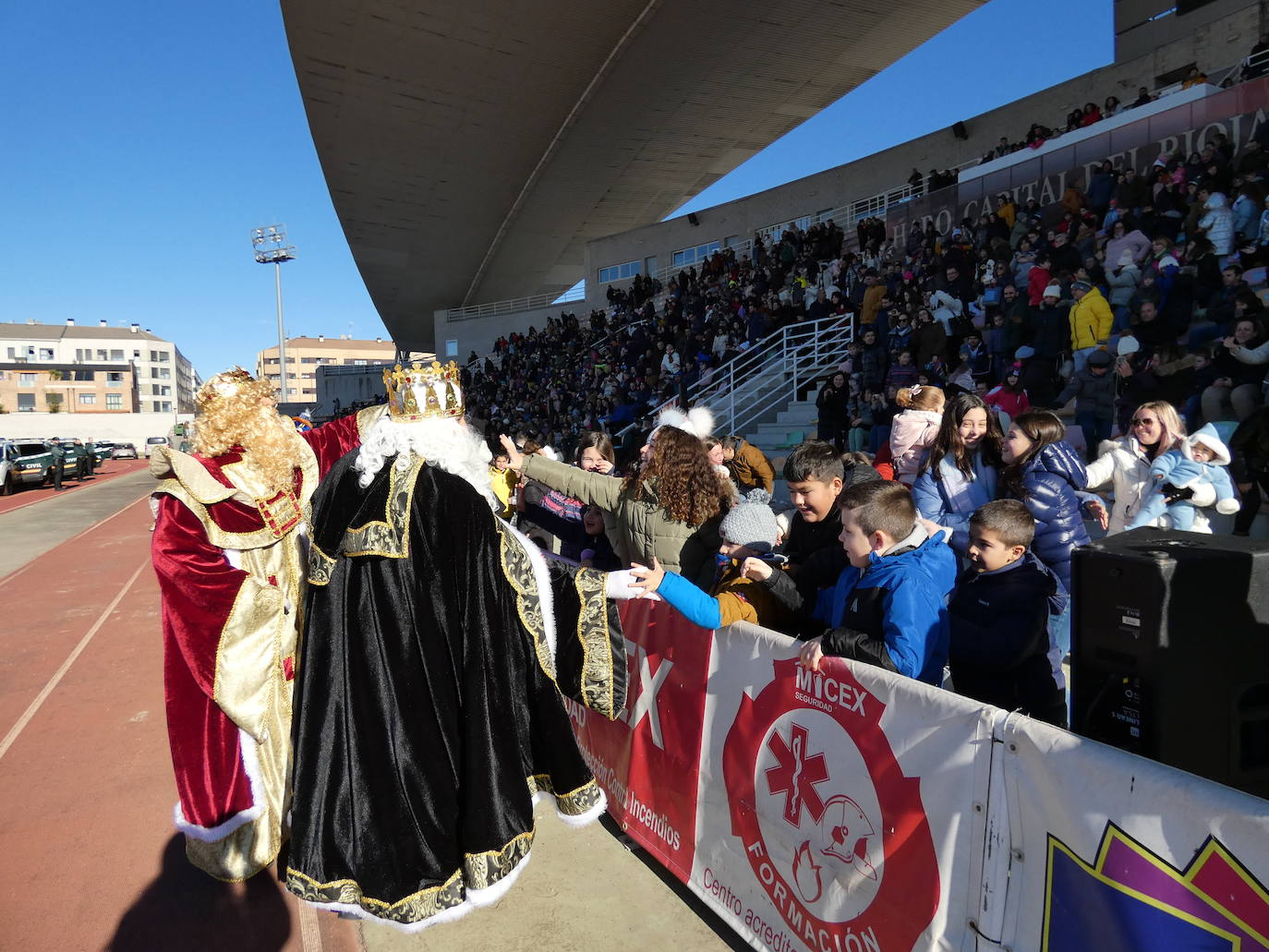 Fotos: Sus Majestades de oriente han llegado en helicóptero al estadio Luis de la Fuente en Haro