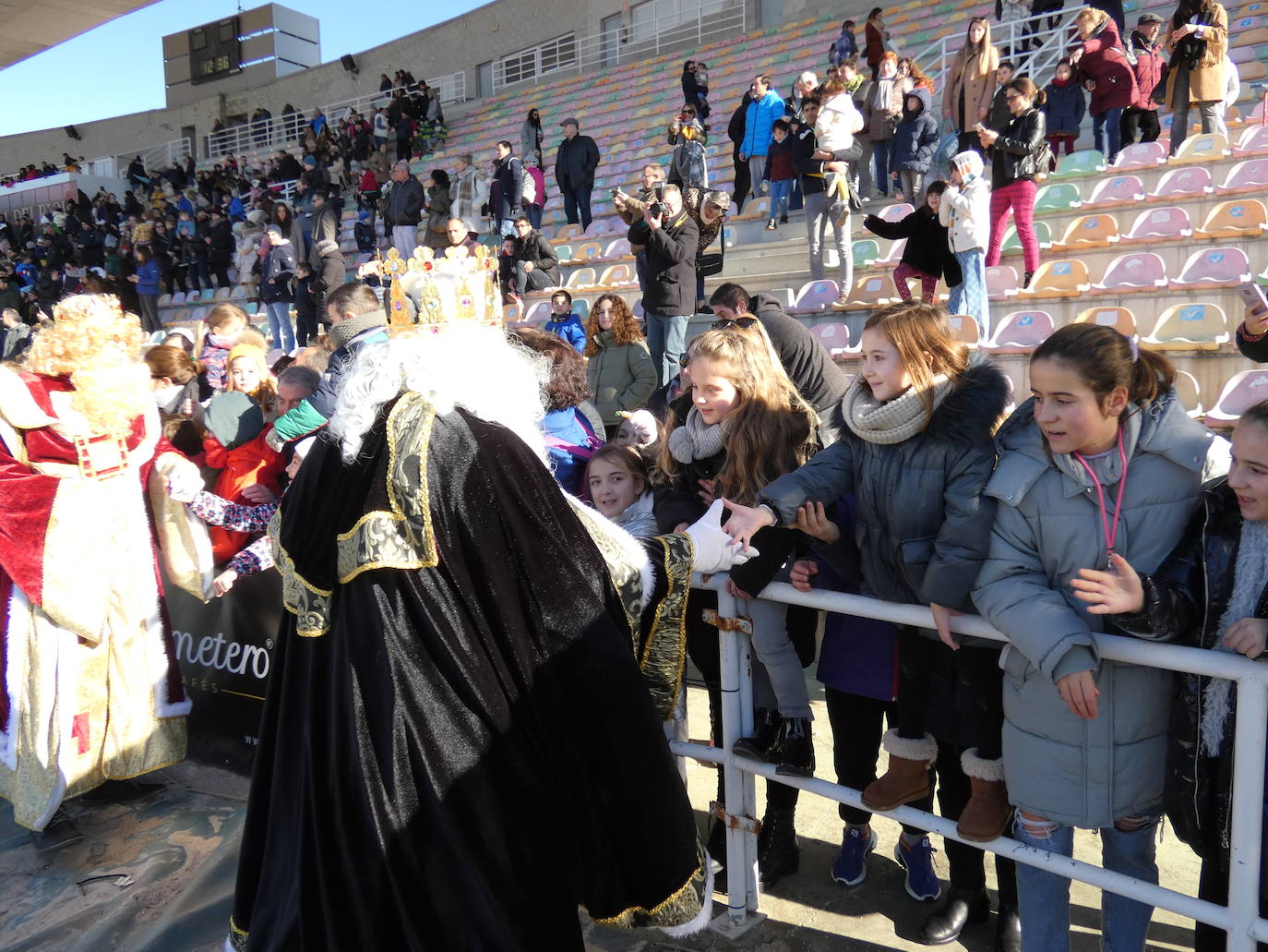 Fotos: Sus Majestades de oriente han llegado en helicóptero al estadio Luis de la Fuente en Haro