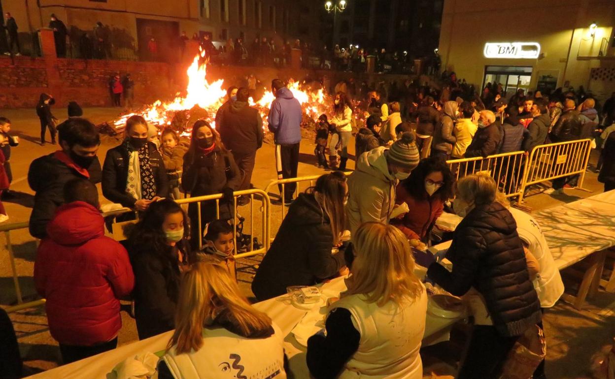 Imagen del reparto de la degustación por Adema en la hoguera municipal del año pasado. 