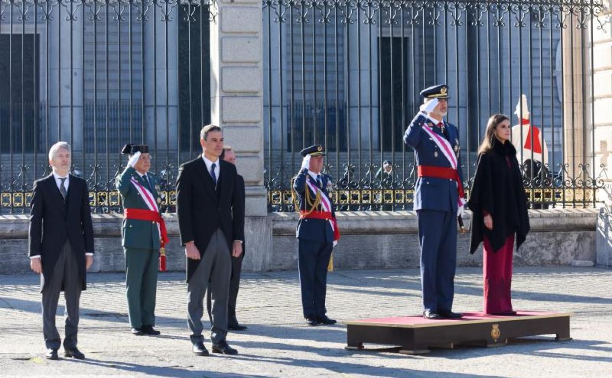 El ministro de Interior, Fernando Grande-Marlaska; el presidente del Gobierno, Pedro Sánchez; el Rey Felipe VI y la Reina Letizia, durante la celebración de la Pascua Militar en el Palacio Real.