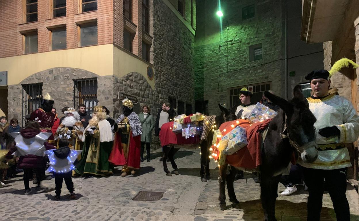 Los Reyes Magos y los dos burros, por las calles de Cornago. 