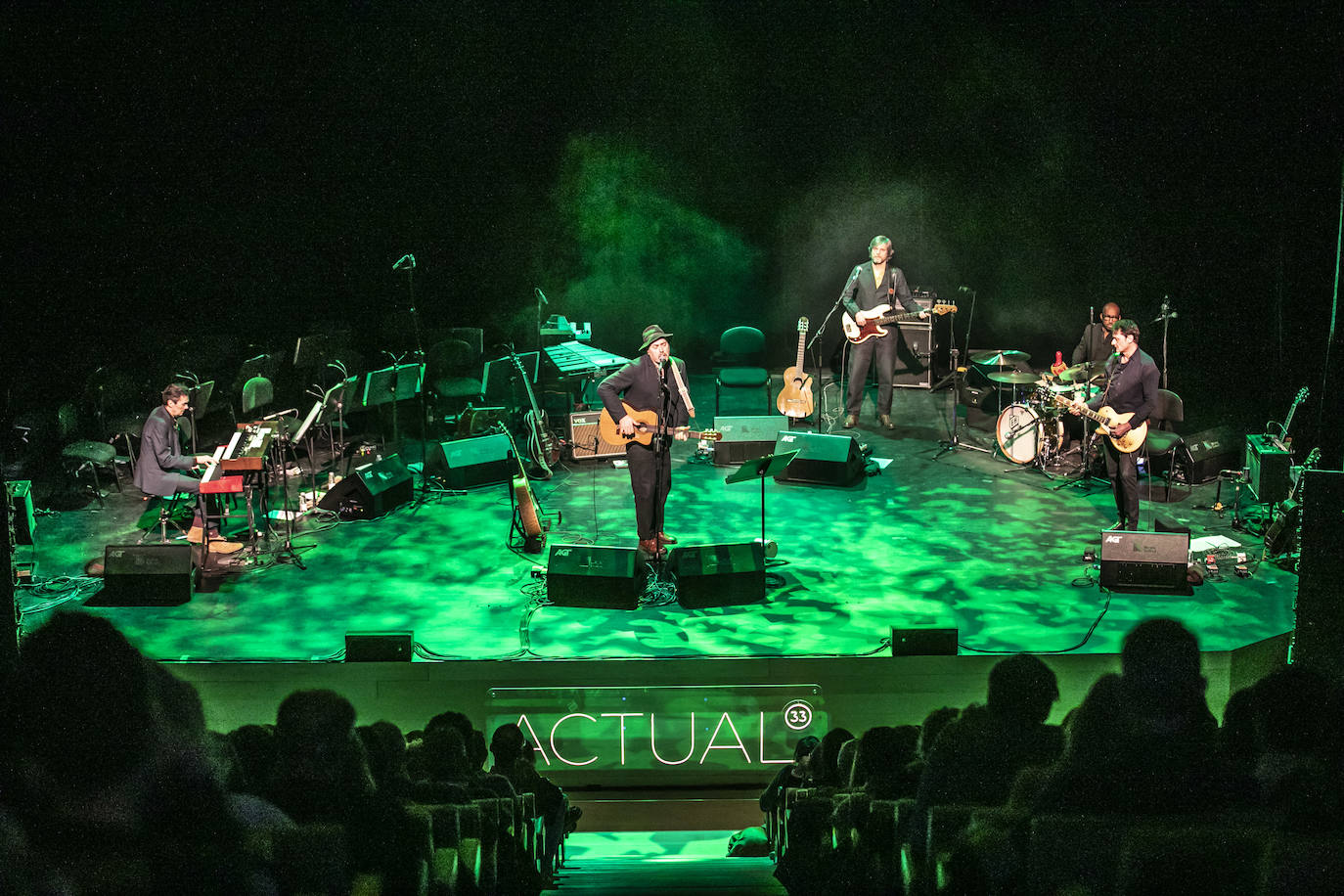 Fotos: Tindersticks ofrece un soberbio concierto junto a Rioja Filarmonía