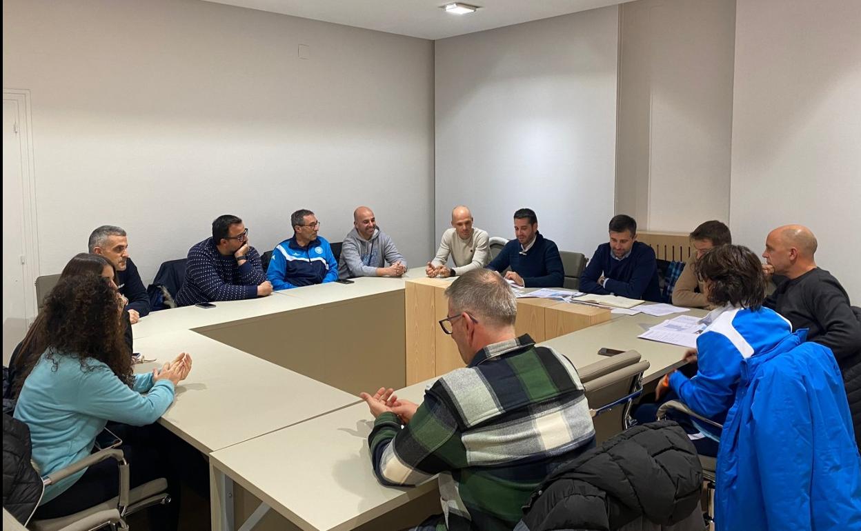 Adjudicatario y Ayuntamiento compartieron en una reunión con los clubes el proyecto del pabellón. 