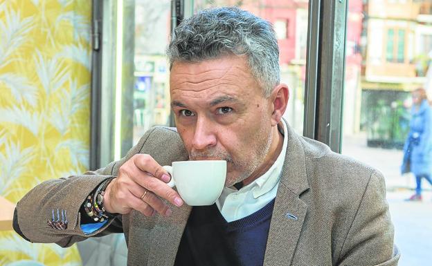 Conrado Escobar, en el interior de una cafetería, hablando con el periodista con vistas a Logroño. 