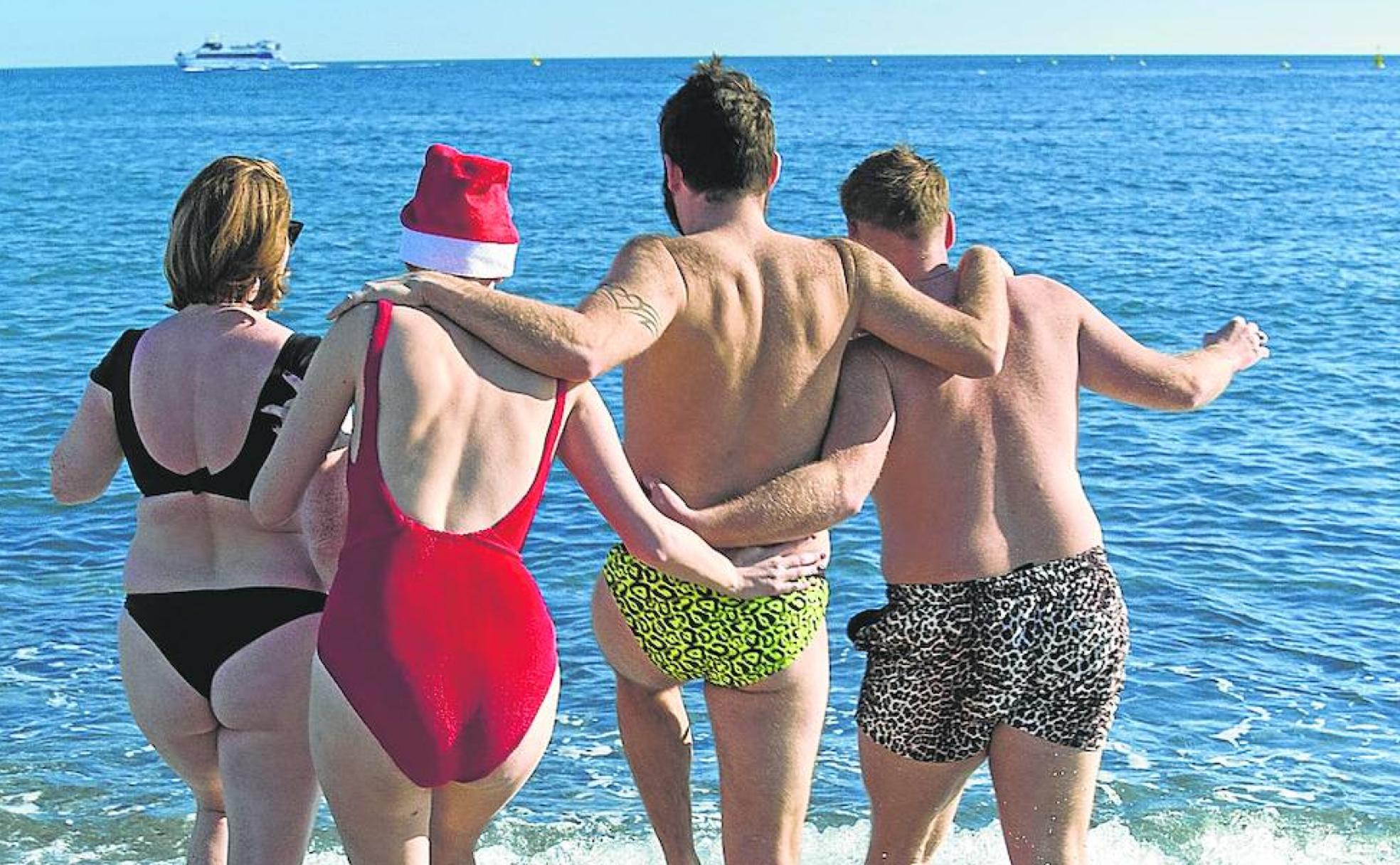 Un grupo de jóvenes recibe el Año Nuevo en una playa de Barcelona. 