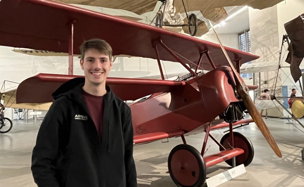 Juan Alonso posa delante de una avioneta del Deutsches Museum en Múnich