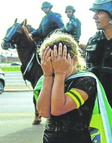 Imagen secundaria 2 - Miembros de seguridad del Palacio Presidencial de Planalto inspeccionan oficinas destruidas. Simpatizantes de Bolsonaro detenidos, trasladados en autobuses. Un partidario de Bolsonaro abandona un campamento frente al cuartel general del Ejército. 