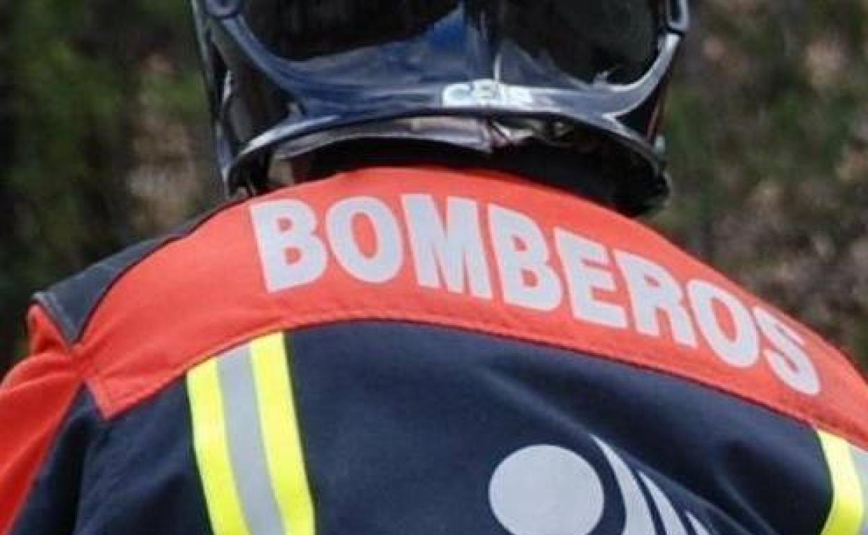 Los bomberos sofocan el incendio en un almacén agrícola de Igea