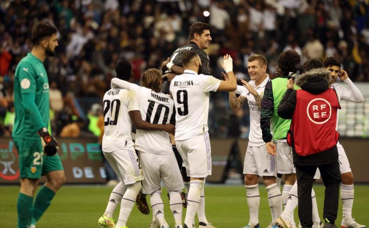 Los jugadores del Real Madrid celebran su pase a la final de la Supercopa.