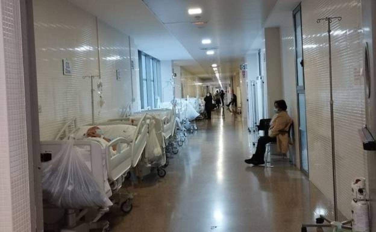 Pacientes junto a familiares, en un pasillo de Urgencias del Hospital Santa Lucía de Cartagena.