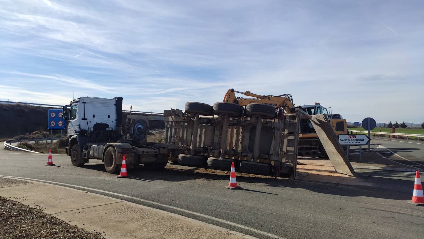 Imagen del camión accidentado y de los trabajos que se están llevando a cabo. 