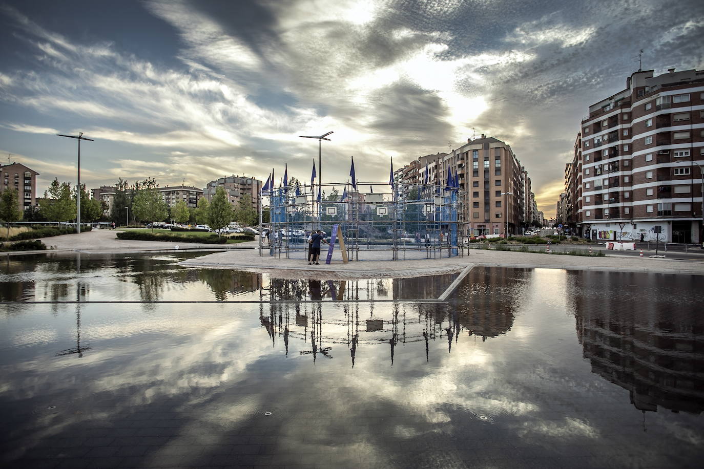 La llamativa instalación de pistas de baloncesto (y columpios) del pasado año en el parque Felipe VI. 