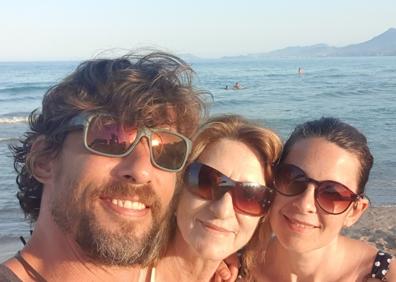 Imagen secundaria 1 - Teresa, en La India, durante una visita cultural. Abajo, con sus hijos en una playa de Alicante; y en otro viaje anterior, a la derecha. 