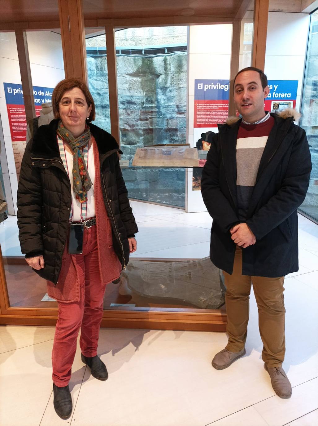 Isabel Murillo y Adrián Calonge, durante su visita a la muestra. 