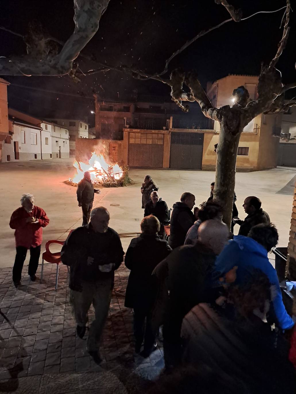 Hoguera y degustación en la plaza de Cabretón.