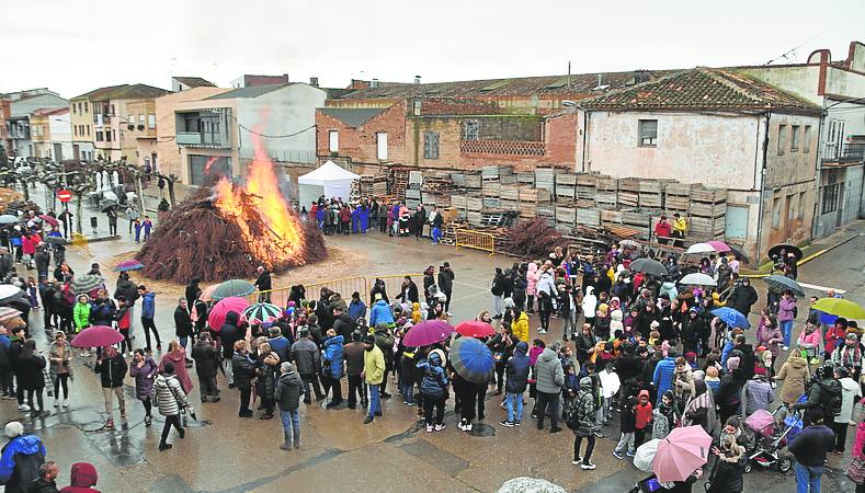 Hoguera en la avenida de La Rioja en Rincón de Soto.