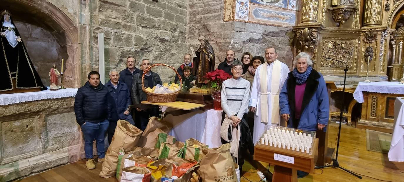 Reparto de bollos a cubierto en la iglesia de Sojuela. 