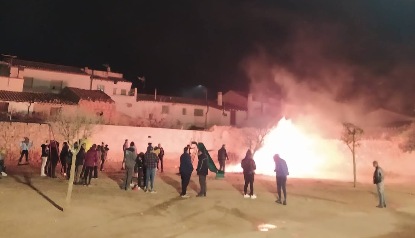 El fuego iluminó la noche en Valverde.